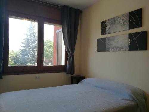 - une chambre avec un lit et une fenêtre dans l'établissement apartment nuria, à Puigcerdà