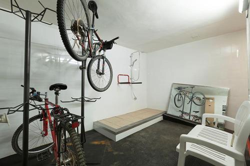 une chambre avec deux vélos suspendus au mur dans l'établissement Hotel Alegret, à Tremp