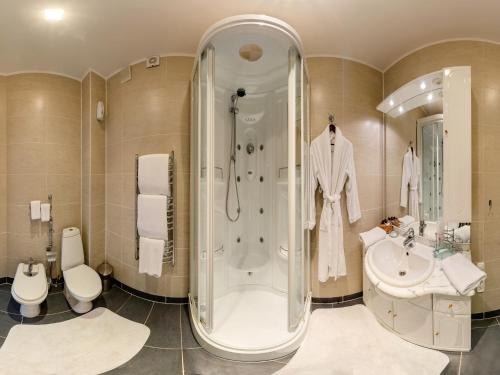 Et badeværelse på Вязовая Роща Апарт-отель