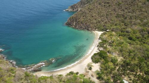 una vista aérea de una playa junto al océano en Wachakyta Ecolodge en Calabazo