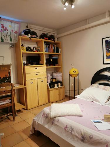 - une chambre avec un lit et des étagères en bois dans l'établissement APPARTEMENT EN SOUS SOL DE VILLA avec accès jardin et piscine, à Marseille