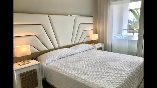 Sitio de CalahondaにあるMI CAPRICHO 2F BEACHFRONT- Apartment with sea view - Costa del Solのベッドルーム1室(白いベッド1台、ナイトスタンド2台付)