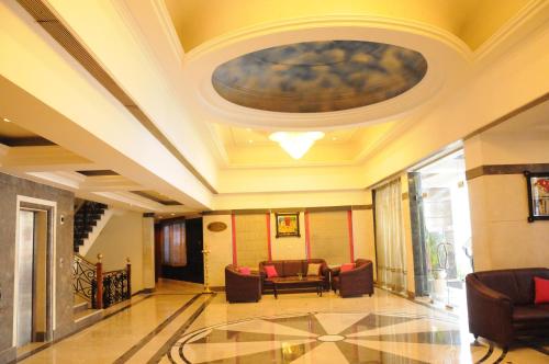 Χώρος καθιστικού στο Regency Kanchipuram by GRT Hotels