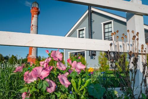 a garden with pink flowers in front of a house at Pakri Parun in Paldiski