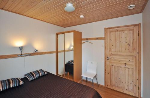 Un dormitorio con una cama y un techo de madera. en Ylläs Eeli, en Ylläs