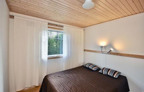 a bedroom with a bed and a window at Ylläs Eeli in Ylläs
