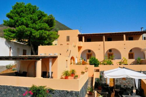 - une vue sur un bâtiment avec un parasol dans l'établissement Solemar Hotel, à Leni