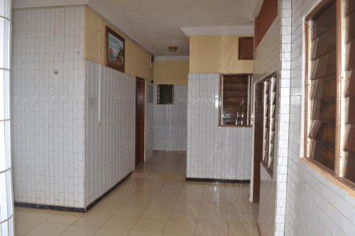 Una cocina o kitchenette en WHITE HORSE HOTEL PORTO-NOVO