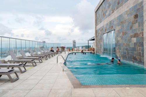 a swimming pool on the roof of a building at Relaxing 1 BR Beachfront Apartment w Wifi and Pool in Cartagena de Indias