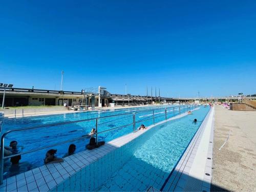 - une piscine à côté d'une plage dans l'établissement Résidence chêne percé Appartement au RDC 51 m2, à Dieppe