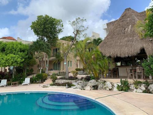 een resort met een zwembad en een gebouw bij Villas Bakalar in Bacalar