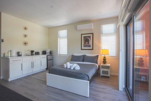 a bedroom with a large bed and a kitchen at Cozy Studio next to San Diego DT and Balboa Park in San Diego