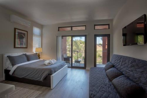 una camera con letto e un soggiorno con divano di Cozy Studio next to San Diego DT and Balboa Park a San Diego