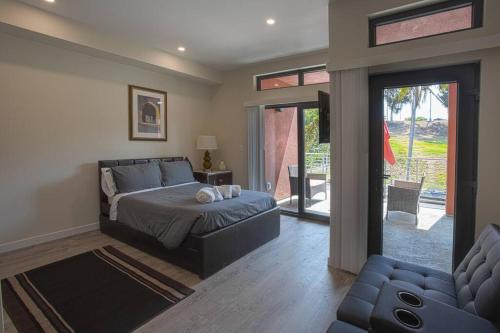 - une chambre avec un lit et une porte coulissante en verre dans l'établissement Cute Studio With Large Balcony and Great Park View, à San Diego