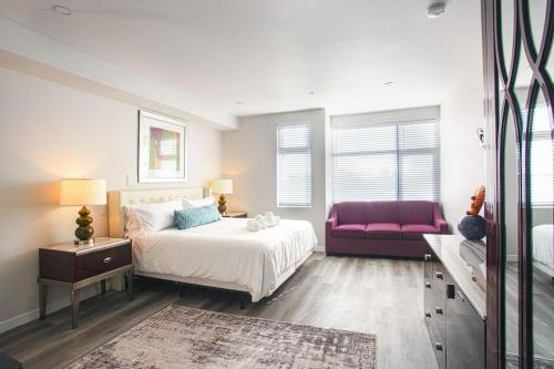 1 dormitorio con cama y sofá púrpura en Luxurious Studio in Heart of San Diego w Cali King en San Diego