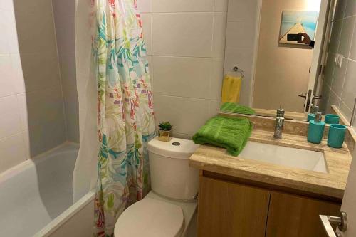 Koupelna v ubytování Hermoso apartamento de 2 dormitorios y 2 baños en Laguna del Mar La Serena