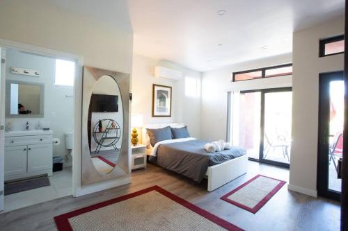 Postel nebo postele na pokoji v ubytování Spacious Studio with Incredible Balboa Park View