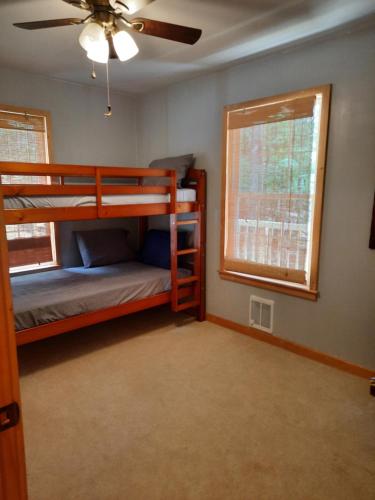 Poschodová posteľ alebo postele v izbe v ubytovaní Remote Cabin WV Retreat-Escape from the Norm