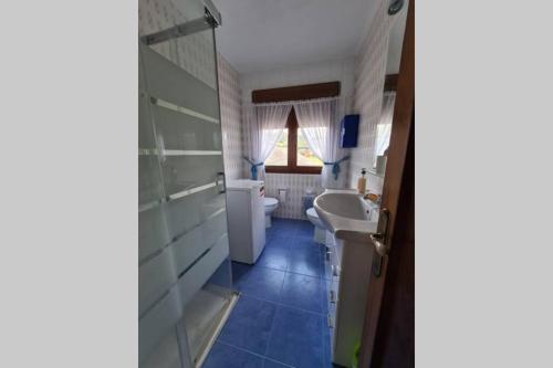 a bathroom with a sink and a toilet and a tub at 801A Casa de 4 dormitorios en plena naturaleza in Muñás
