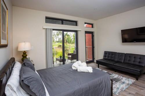a bedroom with a bed and a couch at Explore San Diego-Balboa Park-Little Italy-Gaslamp in San Diego