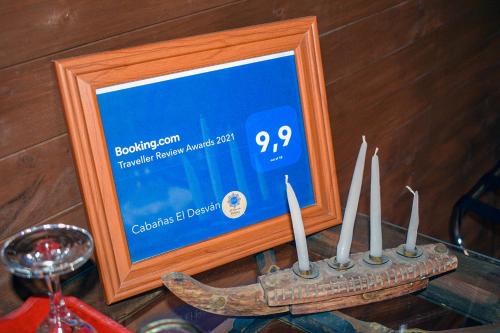 a display of a picture of a boat with candles at Cabañas El Desván in Puente Negro