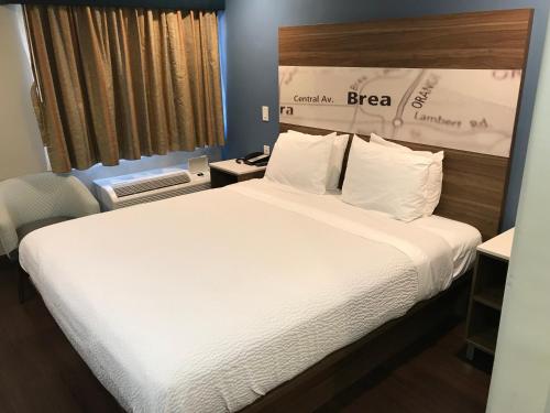 Ένα ή περισσότερα κρεβάτια σε δωμάτιο στο Hyland Inn Brea
