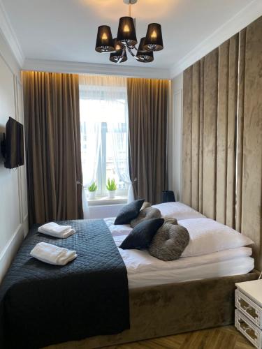 Posteľ alebo postele v izbe v ubytovaní Family & Business Sauna Apartments Sienkiewicza Wesoła No3 - No4 Centrum Downtown - 1-2 Bedroom with Private Sauna, Parking