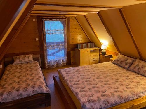 Ένα ή περισσότερα κρεβάτια σε δωμάτιο στο Brvnare Dunja 1 i Dunja 2