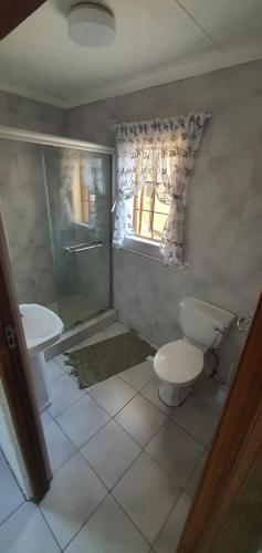 Bilik mandi di Private Bachelor Apartment 1