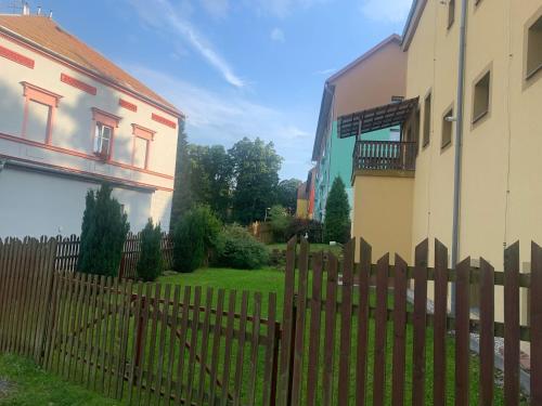 een houten hek voor een huis bij Apartmán na horách in Vejprty