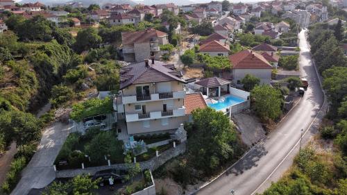 an aerial view of a house with a road at Studio apartmani Milović in Trebinje