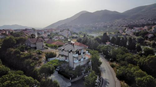 an aerial view of a house in a village at Studio apartmani Milović in Trebinje