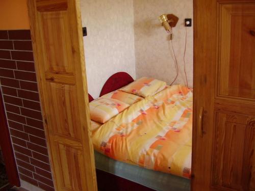 - une petite chambre avec un lit dans l'établissement Andrea apartman, à Zamárdi