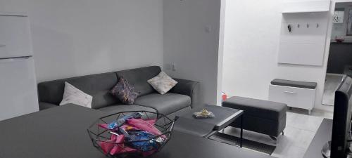 sala de estar con sofá y mesa en Mario apartment en Strumica
