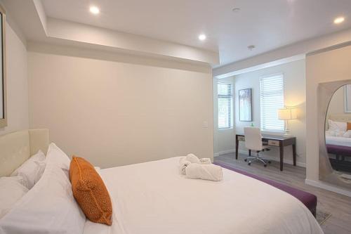 Posteľ alebo postele v izbe v ubytovaní Luxurious One Bedroom Suite with Balboa Park View