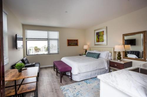 Postel nebo postele na pokoji v ubytování Premier Location with Great Scenic Downtown View