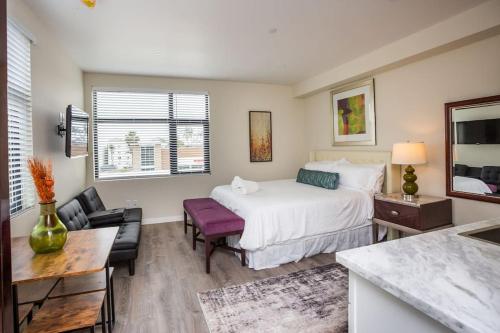 Postel nebo postele na pokoji v ubytování Next to San Diego Downtown - Cali King Size Studio