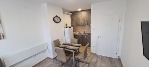 cocina con mesa y sillas en una habitación en Apartmani Lavanda en Soko Banja