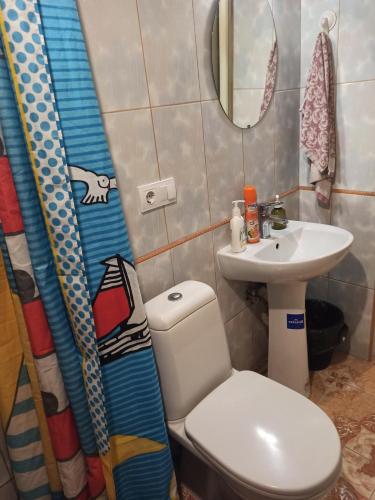 łazienka z toaletą i umywalką w obiekcie PANORAMI Apart Hostel in Lviv w Lwowie