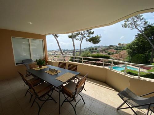 une salle à manger avec une table et des chaises sur un balcon dans l'établissement Le Beauvert - StayInAntibes, à Antibes