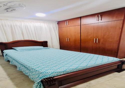 Gulta vai gultas numurā naktsmītnē Confortable Apartamento Entero y Totalmente Amueblado Cerca del Aeropuerto y Restaurantes