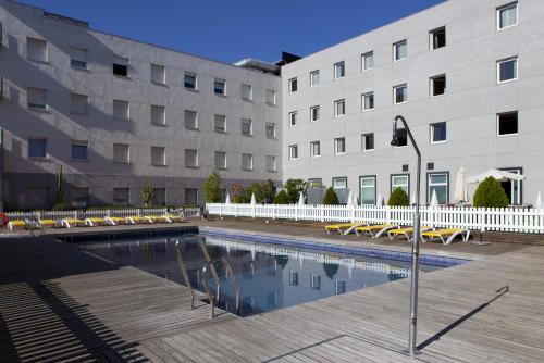 Piscina de la sau aproape de Vértice Sevilla Aljarafe