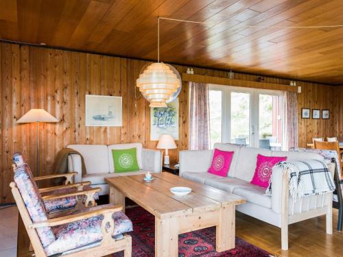 ein Wohnzimmer mit einem Sofa und einem Tisch in der Unterkunft Holiday home Henne XXIX in Henne Strand