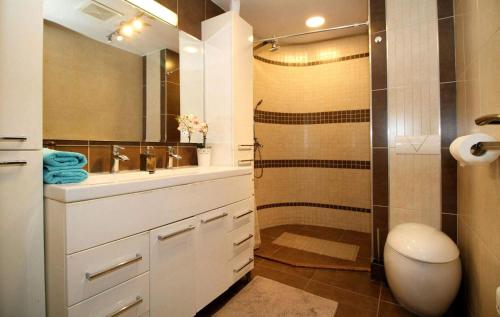 La salle de bains est pourvue de toilettes, d'un lavabo et d'une douche. dans l'établissement Apartment Casa Sarajevo, à Sarajevo