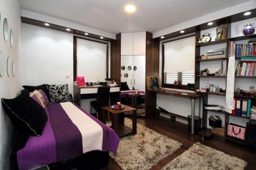 サラエボにあるApartment Casa Sarajevoのベッドと机が置かれた寝室