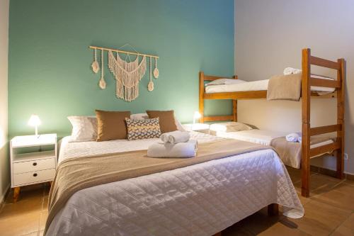 a bedroom with two bunk beds in a room at Estrela do Mar Paraty in Paraty