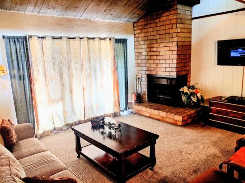 Two-Bedroom Standard Townhouse Unit #76 by Snow Summit Townhouses Bus Lic #23581, Big Bear Lake, Statele Unite ale Americii