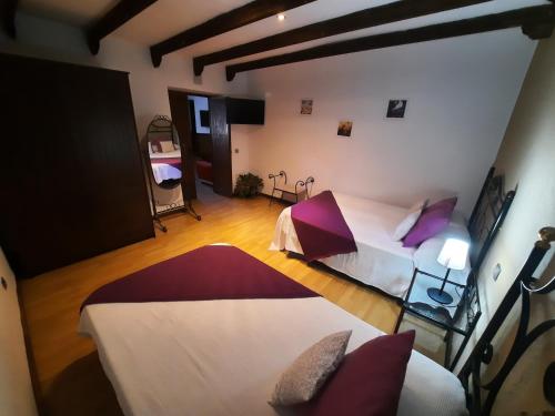 Кровать или кровати в номере Casa Cueva Villa Aday