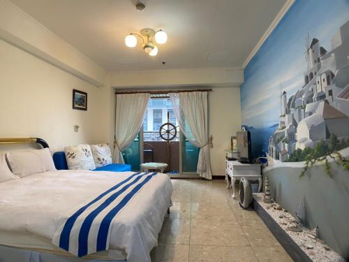 高雄的住宿－城旅，一间卧室设有一张大床和一个窗户。