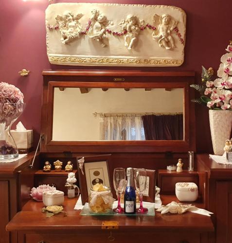 a dressing room with a mirror and a wooden table at B&B SERENA in Perugia